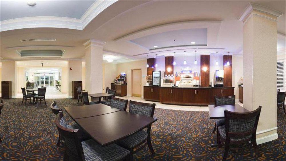 Holiday Inn Express Hotel & Suites Dublin By Ihg Exterior photo