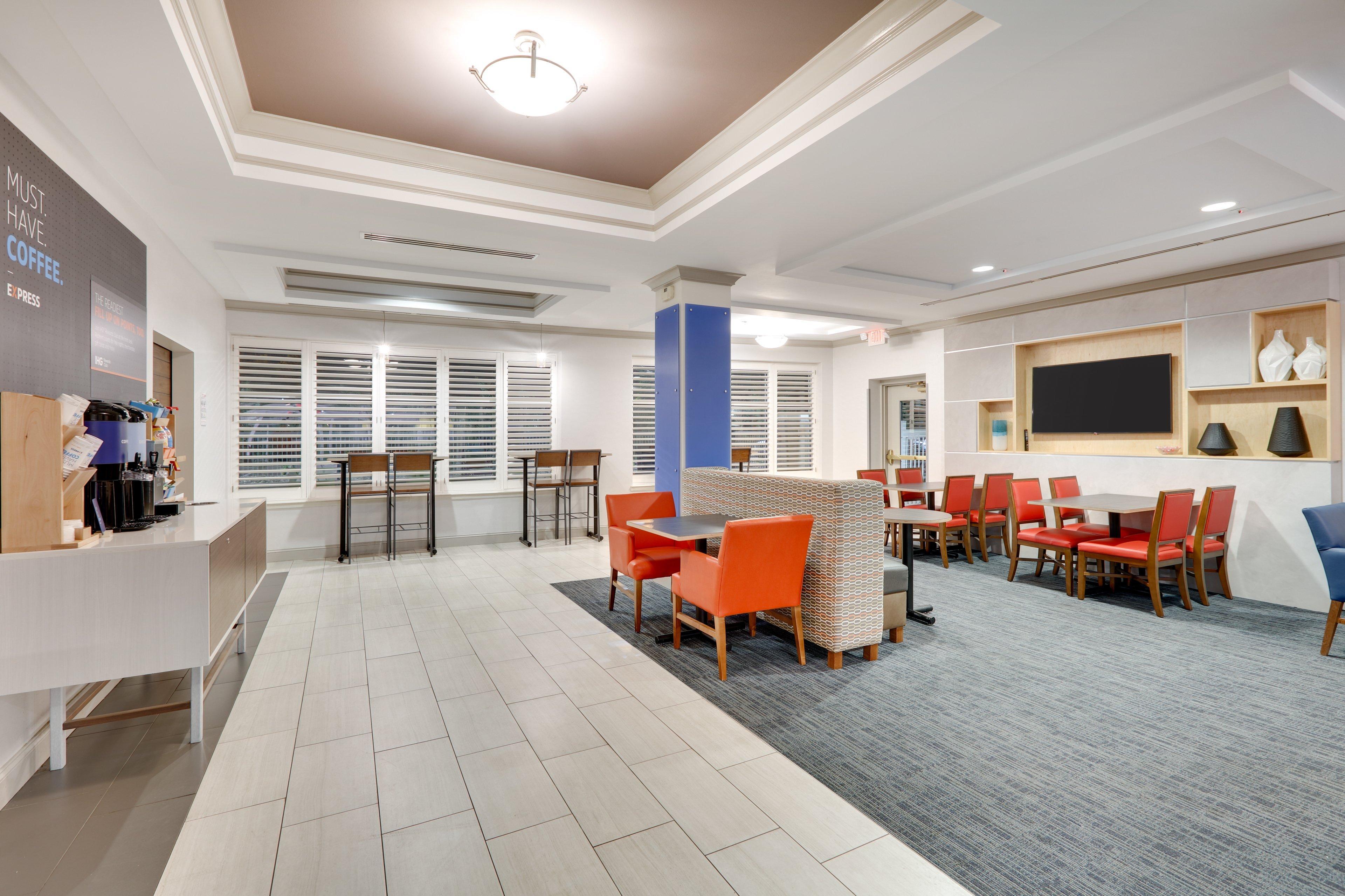 Holiday Inn Express Hotel & Suites Dublin By Ihg Exterior photo