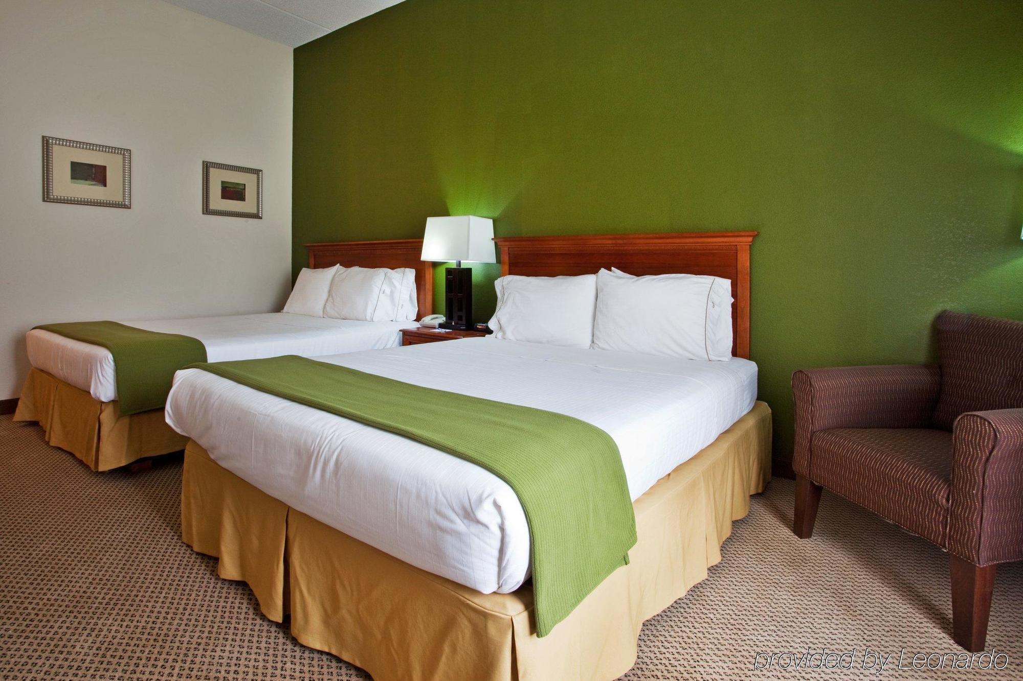 Holiday Inn Express Hotel & Suites Dublin By Ihg Room photo