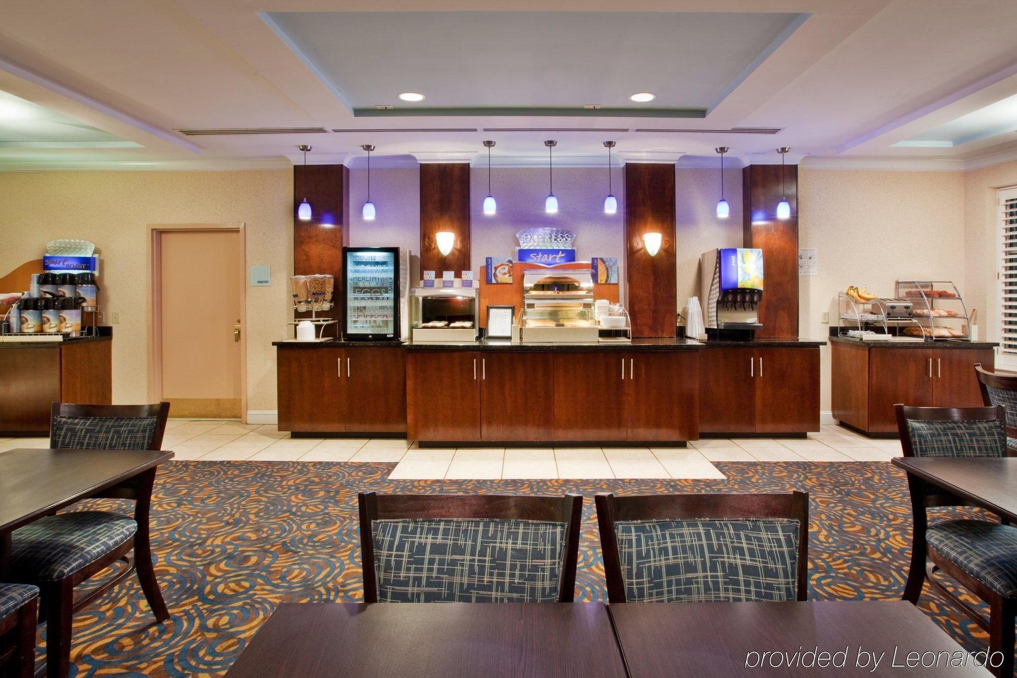 Holiday Inn Express Hotel & Suites Dublin By Ihg Exterior photo
